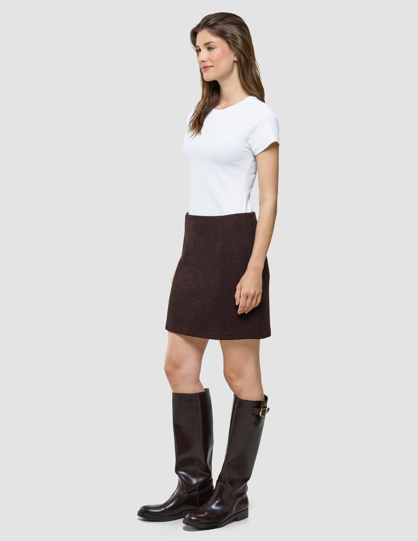 Sorae Short Skirt i Espresso, helfigur med hvid t-shirt og sorte støvler.